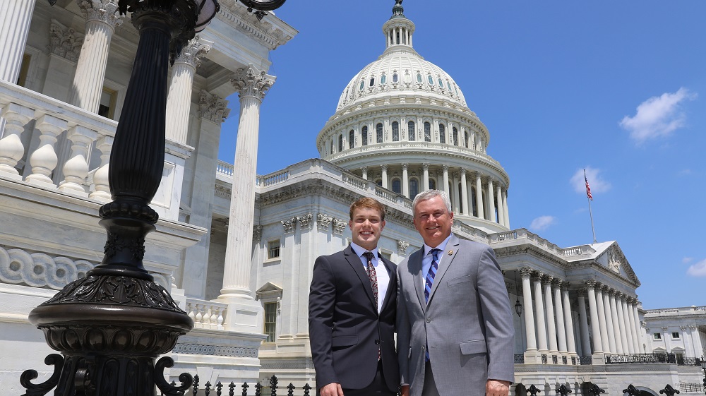 鶹Ƶ student Luke Wyatt, pictured with Congressman James Comer at Capitol Hill